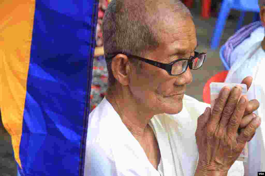 ពុទ្ធបរិស័ទ ចូលរួមការប្រារព្ធពីធីបុណ្យពិសាខបូជា នៅភ្នំឧត្តុង្គ ក្នុងខេត្តកណ្តាល នៅថ្ងៃទី១០ ខែឧសភា ឆ្នាំ២០១៧។ (ហ៊ាន សុជាតា/VOA)