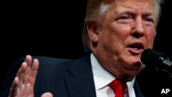 Le président Donald Trump parle devant les agents du FBI à leur cérémonie de diplôme, le 15 décembre 2017, à Quantico, Virginie.
