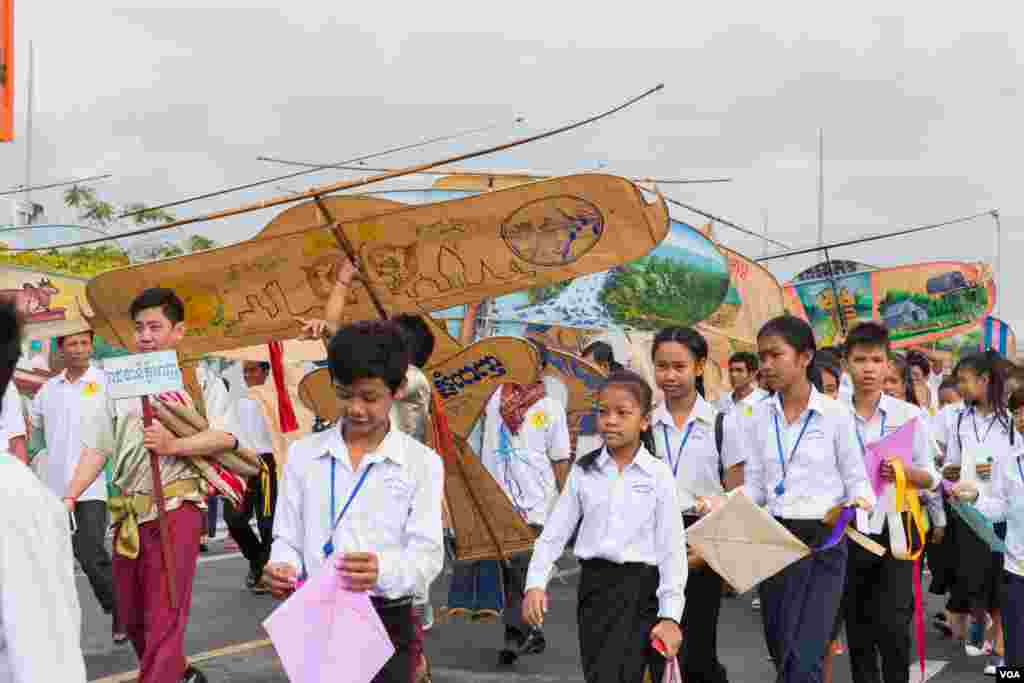 ខ្លែងខ្មែរត្រូវបានដាក់បង្ហាញនៅក្នុងការប្រារព្ធមហោស្រពបង្ហើរខ្លែងខ្មែរ លើកទី២០ នៅឯបរិវេណមជ្ឈមណ្ឌលពិព័រណ៍កោះពេជ្រ ក្នុងរាជធានីភ្នំពេញ កាលពីថ្ងៃទី១៤ ខែធ្នូ ឆ្នាំ២០១៦។ (ហ៊ាន សុជាតា/ VOA) 