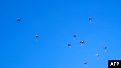 包括美軍在內的多國部隊3月5日向加沙北部的巴勒斯坦人空投人道救援物資。