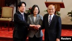 台灣總統蔡英文和離任行政院長賴清德、新任院長蘇貞昌（路透社2019年1月11日）