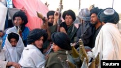 هم‌زمان با مستقرشدن دوبارۀ نیروهای امریکایی در لشکرگاه در منطقه باباجی و دیگر نقاط ولسوالی نادعلی،حملات هوایی انجام شده است.