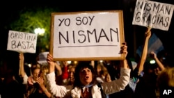 Des manifestants protestant contre la mort du procureur Alberto Nisman (AP)