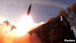 資料照 - 北韓從一未公開地區發射一枚導彈。 （2022年10月10日）