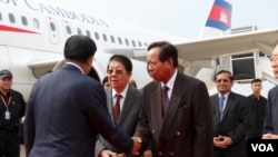 មន្ត្រីជាន់ខ្ពស់​រាជរដ្ឋាភិបាល​កម្ពុជា​ លោក ទៀ បាញ់ និង លោក សុខ អាន ទទួលស្វាគមន៍​លោក​នាយករដ្ឋមន្ត្រី ហ៊ុន សែន​ នៅ​អាកាសយានដ្ឋាន​​អន្តរជាតិ​ភ្នំពេញ កាល​ពីថ្ងៃ​ទី២៨ ខែតុលា ឆ្នាំ២០១៥​ (ហ៊ាន សុជាតា/ VOA)។