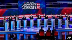 民主黨總統參選人在佛羅里達邁阿密進行辯論。(2019年6月27日)