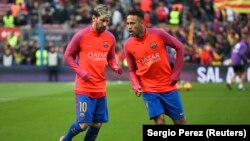 Lionel Messi et Neymar s’échauffent avant le "Clasico" Barcelone-Real Madrid, au stade Nou Camp, à Barcelone, 3 décembre 2016. 