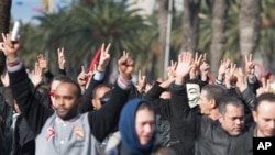 Des manifestants lèvent la main pour protester contre le meurtre du chef de l'opposition Chokri Belaid à Tunis, 6 février 2013. (AP Photo / Amine Landoulsi)