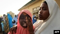 Une fille kidnappée réagit alors qu'elle retrouve un membre de sa famille à Jangebe, dans l'État de Zamfara, le 3 mars 2021.
