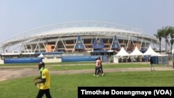 Vue du stade de l'Amitié de Libreville, Gabon, 14 janvier 2016. (VOA/Timothée Donangmaye)