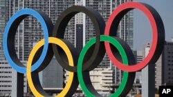 Le symbole des Jeux Olympiques exposé à Tokyo, Japon, le 1er décembre 2020.