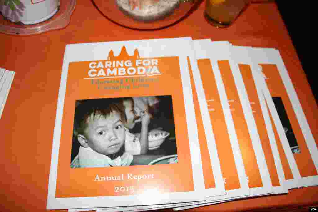 ប្រចាំឆ្នាំរបស់អង្គការ Caring for Cambodia (CFC) ត្រូវបានតាំងបង្ហាញនៅកម្មវិធីរៃអង្គាសថវិកានិងការលក់ដេញថ្លៃវត្ថុមួយចំនួនរបស់អង្គការនេះ នៅរដ្ឋធានីវ៉ាស៊ីនតោនកាលពីថ្ងៃ៤ ខែឧសភា ឆ្នាំ២០១៧ ដើម្បីផ្តល់មូលនិធិឧបត្ថម្ភដល់កម្មវិធីអប់រំនៅតាមសាលារៀនចំនួន២១កន្លែងនៅតាមតំបន់ជនបទខេត្តសៀមរាប។ (VOA)