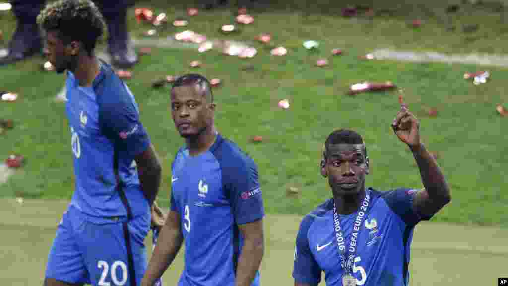 Kingsley Coman, Patrice Evra et Paul Pogba, quittent le stade après avoir perdu le match finale de l'euro 2016 entre le Portugal et la France au Stade de France à Saint-Denis, le 10 juillet 2016.