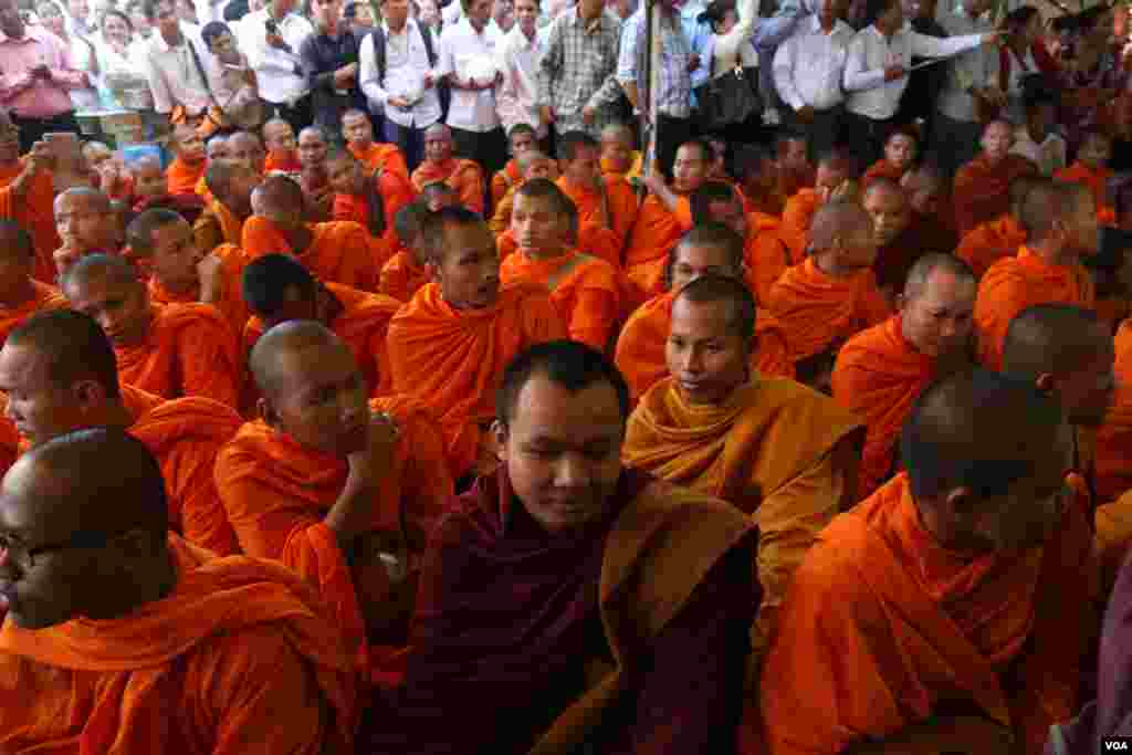 Over 123 monks gather at the headquarter of the opposition CNRP party on Tuesday June 7, 2016 to hold a religious ceremony seeking help from Cambodia's sacred objects to protect lawmaker's immunity after deputy president Kem Sokha has been summoned for the forth time by the court over his alleged sex scandal. (Leng Len/VOA Khmer)