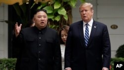 មេដឹកនាំកូរ៉េខាងជើងលោក Kim Jong Un និងប្រធានាធិបតីអាមេរិកលោក Donald Trump ដើរជាមួយគ្នាអំឡុងពេលជំនួបនៅក្រុងហាណូយ ប្រទេសវៀតណាម។ 