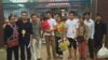 រូបឯកសារ៖ សកម្ម​ជន​បីនាក់​នៃ​ចលនា​មាតា​ធម្មជាតិ​​​ និង​ក្រុម​គ្រួសារ​របស់​ពួក​គេ​ ឈរនៅមុខ​ពន្ធនាគារ​ខេត្តកោះកុង​ នៅថ្ងៃ​ទី​ ១​ ខែកក្កដា​ ឆ្នាំ​ ២០១៦។​ (ផ្តល់ជូន​ដោយ ​Licadho)