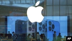 人們在北京的一家Apple商店試用iPhone產品。