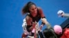 Serena Williams signant des autographes après une victoire