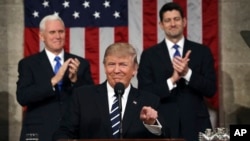 Ladeado pelo presidente da Camara dos Representantes Paul Ryan (direita) e pelo vice presidente Mike Spence, Donald Trump fala ao congresso