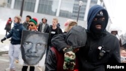 Des manifestants à Clayton dans le Missouri, manifestant lundi contre la mort de Michael Brown (Reuters)