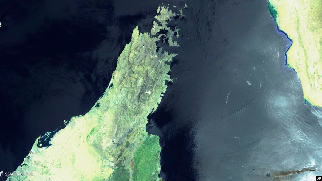 En esta imagen del 13 de junio de 2019 entregada por la Comisión Europea, procedente del satélite Sentinel 2 y procesada por Sinergise's Sentinel Hub, se aprecia el barco de propiedad noruega MT Front Altair, abajo a la derecha, en llamas y humeante en el Golfo de Omán.