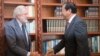 Lord David Puttnam ប្រេសិតពិសេសរបស់នាយករដ្ឋមន្រ្តីចក្រភពអង់គ្លេសផ្នែកពាណិជ្ជកម្មជួបជាមួយលោករដ្ឋមន្រ្តីក្រសួងការបរទេសប្រាក់ សុខុន នៅថ្ងៃអង្គារ ទី០៨ ខែវិចិ្ឆកា ឆ្នាំ២០១៦ នៅរាជធានីភ្នំពេញ។ (ឡេង ឡែន/VOA)