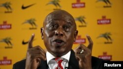 Le Sud-Africain Tokyo Sexwale, président de la commission de surveillance des problèmes qui affectent le développement du football en Palestine à Johannesburg, 27 octobre 2015. REUTERS/Siphiwe Sibek