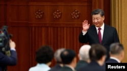 中共中央總書記、中國國家主席習近平抵達在北京人民大會堂舉行的國慶招待會。 (2022年9月30日)