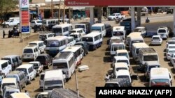 Des chauffeurs soudanais font la queue pour faire le plein de leurs véhicules à Omdourman le 11 mars 2020.