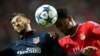 Eliseu, joueur de SL Benfica, à droite, engagé dans un duel aérien avec Yannick Carrasco de Atletico de Madrid au cours d’un match de football de la Ligue des champions de l’UEFA à Luz Stadium à Lisbonne, Portugal, 8 décembre 2015. epa/ MIGUEL A. LOPES