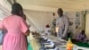 Ivanes Jenny Sogui, ingénieur agronome présente le système intégré de l’aquaculture et de l’agriculture à Yaoundé le 7-11-24 (E. Ntap / VOA)