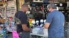 Reabren pequeños negocios en Los Ángeles 