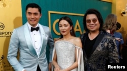 “瘋狂亞洲富豪”的洛杉磯首映式上，原著作者關凱文和演員亨利·戈爾丁（左），吳恬敏合影。（2018年8月7日）