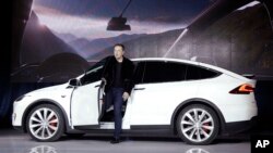 Elon Musk, PDG de Tesla Motors Inc., présente la voiture Model X au siège de la société à Fremont, le 29 septembre 2015. (AP Photo/Marcio Jose Sanchez, File)