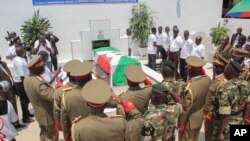 Des elements de l'armee burundaise dans un enterement d'un officier assassine