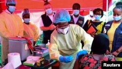 Daktari wa Uganda akimpa chanjo mtu aliyewasiliana na mgonjwa wa Ebola, mjini Kampala