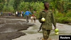 Un soldat des forces armées congolaises marche sur une route inondée à Sake, dans l'est de la RDC, le 3 décembre 2008. (Photo d'illustration)