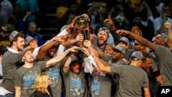 Les Golden State Warriors célébrant leur victoire (AP Photo/Paul Sancya)