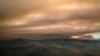 Humo que emana de los incendios forestales cubre el cielo en Sillicon Valley, en San José, California. 19 de agosto de 2020.
