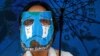 Seorang remaja perempuan mengenakan faceshield bergambar "Bumi yang menangis" ikut serta dalam aksi protes mengenai iklim di luar Monumen Nasional (Monas) di Jakarta, 27 November 2020. (Photo: REUTERS/Willy Kurniawan)