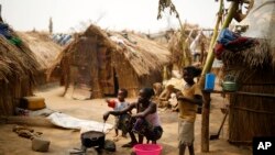 Des familles vivent dans des camps de réfugiés pour échapper aux violences dans le nord de la Centrafrique, ici à Kaga-Bandoro, Cle 16 février 2016. 