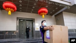 聯邦特快專遞僱員7月23日從中國駐休斯敦領事館搬走一個紙箱。