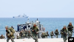 菲律賓與美國海軍陸戰隊2018年5月9日在菲律賓面向南中國海處進行兩棲登陸聯合演習。(資料照)