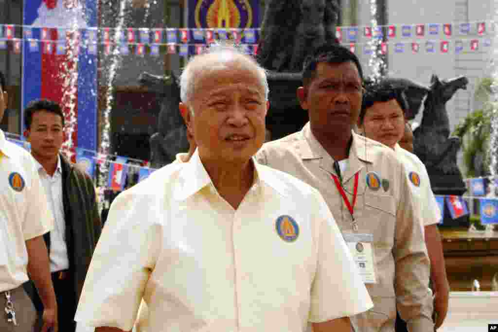 រូបឯកសារ៖ សម្ដេចក្រុមព្រះនរោត្តម រណឫទ្ធិ ក្រោយយាងចូលរួមសមាជមួយរបស់គណបក្សរាជានិយមហ៊្វុនស៊ិនប៉ិច កាលពីថ្ងៃទី១៩ ខែមករា ឆ្នាំ២០១៥។