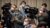 Des journalistes portant des masques, lors d'une conférence de presse officielle sur la crise du coronavirus au Bureau d'information du Conseil d'État de Pékin, dimanche 26 janvier 2020. 