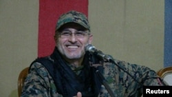 Le commandant du Hezbollah, Mustafa Badreddine, est vu dans cette photo publié par le bureau des médias du Hezbollah le 13 mai 2016.