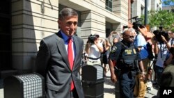 លោក Michael Flynn ចាកចេញ​ពី​តុលាការ​សហព័ន្ធ​នៅ​ក្នុង​រដ្ឋធានី​វ៉ាស៊ីនតោន កាលពី​ថ្ងៃទី១០ ខែកក្កដា ឆ្នាំ២០១៨។ 