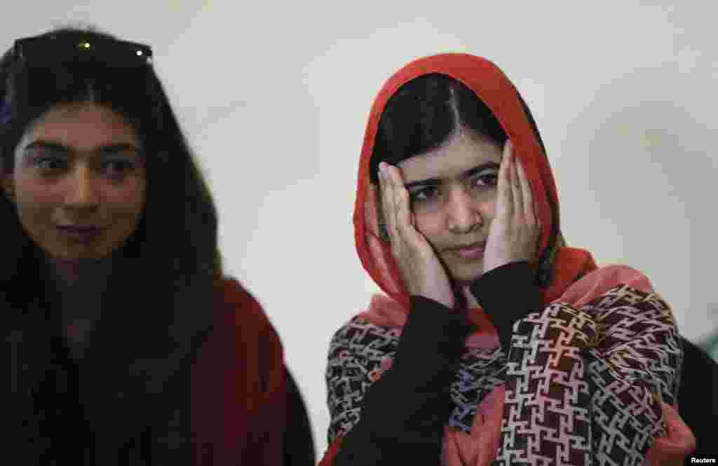 La défenseuse pakistanaise de l’éducation pour les jeunes filles, Malala Yousafzai, à droite, réagit à un message lors d’une rencontre avec les meneurs de la campagne « Ramenez-nouz nos Filles » à Abudja, Nigeria, le 13 juillet 2014. REUTERS/Afolabi Sotunde