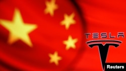 中國國旗背景下的特斯拉標識。