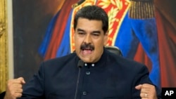 លោក​ប្រធានាធិបតី Nicolas Maduro ថ្លែង​ក្នងុ​សន្និសីទ​កាសែត​មួយ​នៅ​វិមាន​ប្រធានាធិបតី Miraflores នៅ​ក្នុង​ក្រុង Caracas ប្រទេស​វ៉េណេស៊ុយអេឡា កាលពី​ថ្ងៃទី១៧ ខែតុលា ឆ្នាំ២០១៧។